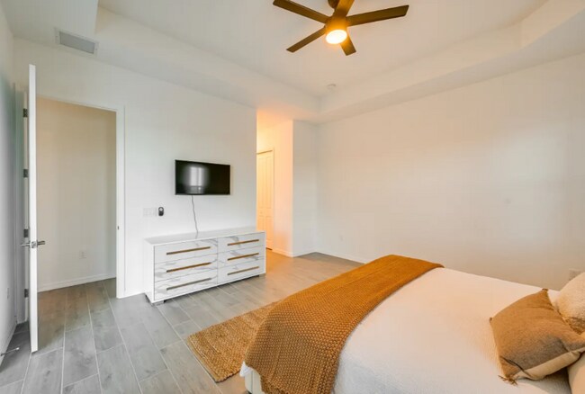 Photo - 5856 Sunningdale St