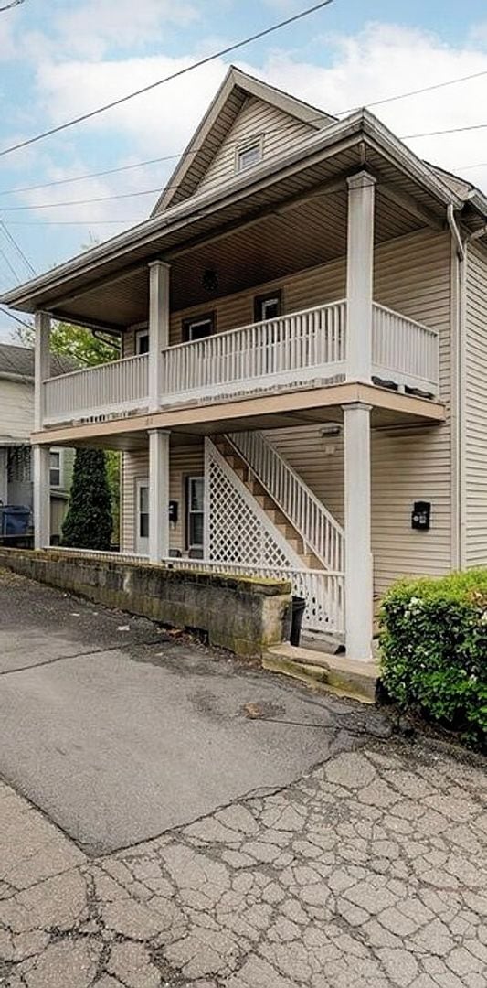 Building Photo - 641 E Elm St Unit 1