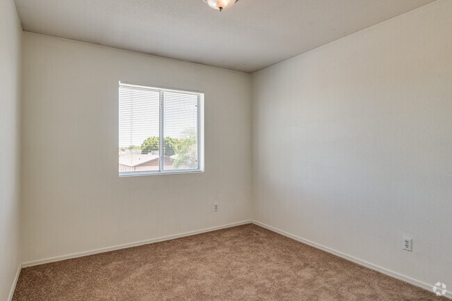 3BR, 2BA - 1,000SF