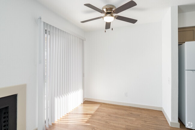 2 habitaciones, 1 baño - 850 pies cuadrados - Comedor - Vista Oeste