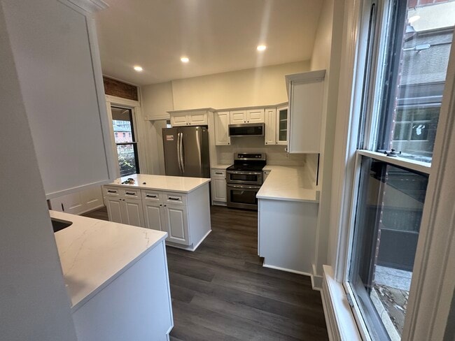 Building Photo - 81 Warren St