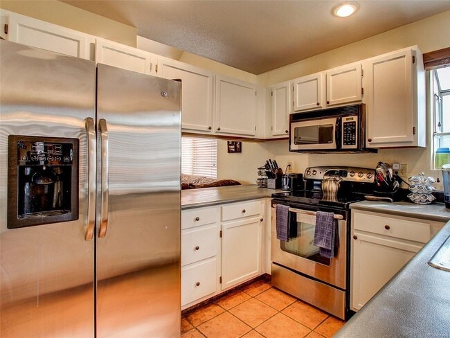Building Photo - Spacious College Hills Home - 3 Bed, 3 Bath