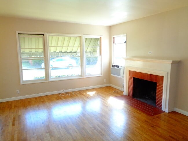 Photo - 2 Bedroom 1 Bath Duplex for Rent in Uptown Whittier