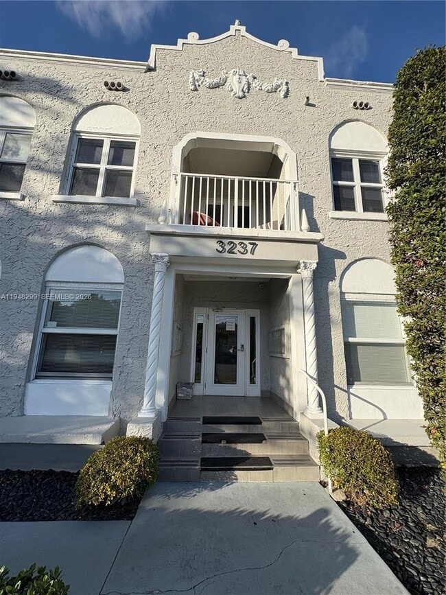 Building Photo - 3237 SW 4th St Unit 16