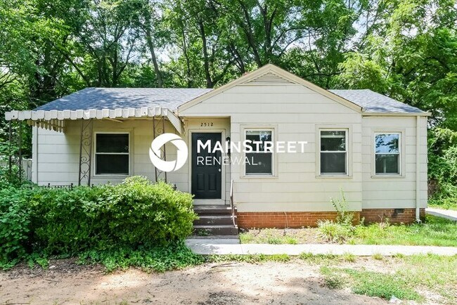 Building Photo - 3 Bedroom Pet-Friendly Home in Charlotte, NC with Main Street Renewal