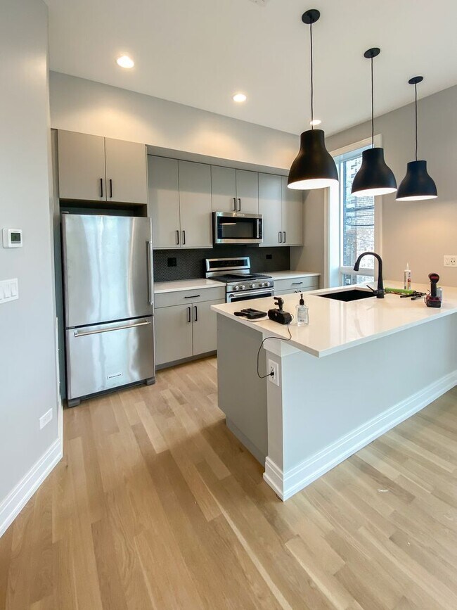 Photo - 1050 W Cornelia Ave Unit 203