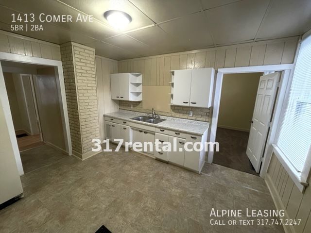 Photo - HUGE garage/workshop combo (has working el...