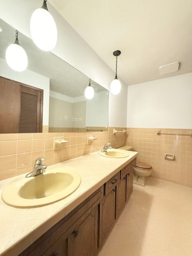 Photo - Spacious 3 Bedroom Duplex! Available Now!