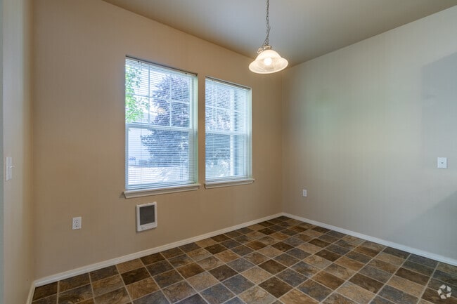 1BR, 1BA - 704SF - Dining Room