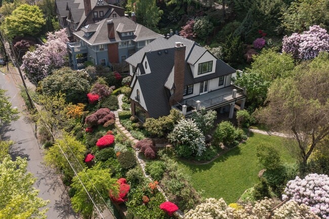 Building Photo - Amazing Nob-Hill Estate with impeccable fi...