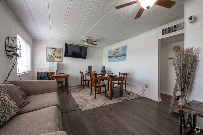 3BR, 1BA - 895SF