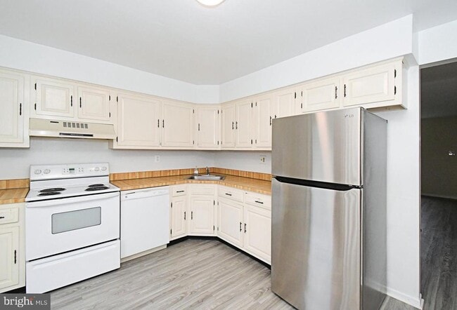 Photo - 592 Wrensong Rd