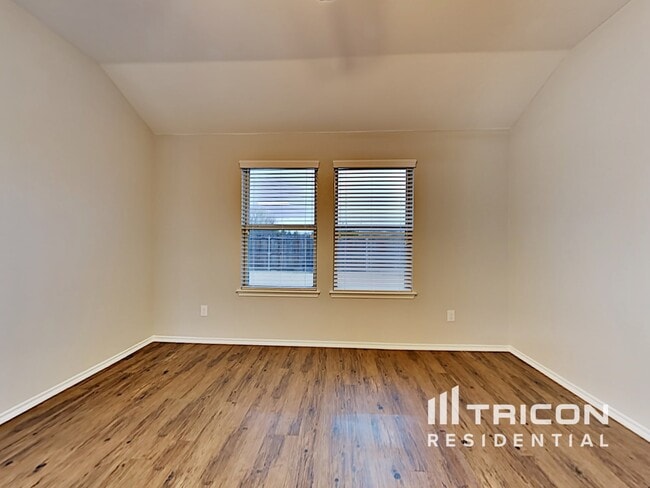 Photo - 3025 Iris Dr