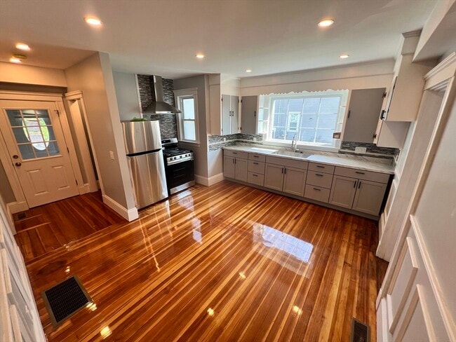 Building Photo - 28 Albertina St Unit 1