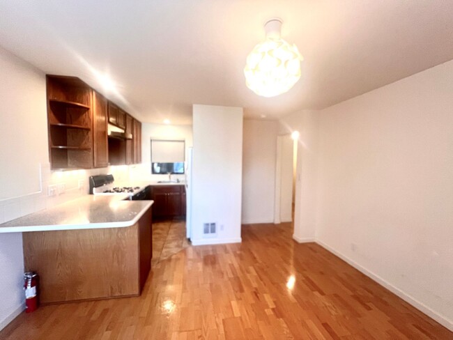 Great Mission Location!! Fresh 1 bedroom/1... - Great Mission Location!! Fresh 1 bedroom/1... House