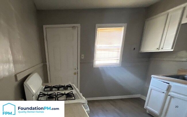 Photo - 2332 E Warren St