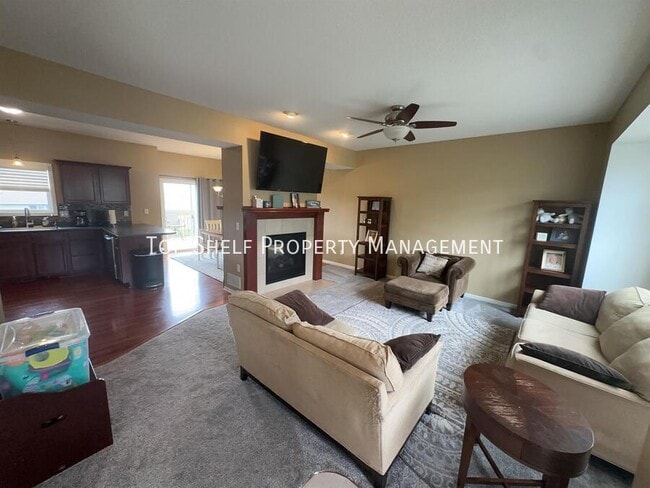 Photo - 332 NW Driftwood Dr