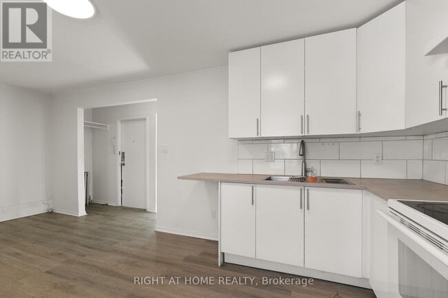 Photo - 639 Somerset St W Unité #3