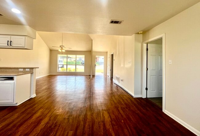 Photo - 527 N Avenue Y