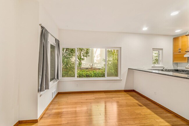 Building Photo - 1 Bedroom Apartment Next To Cal Anderson Park! *Utilities and Garage Parking Included!* Unit 103