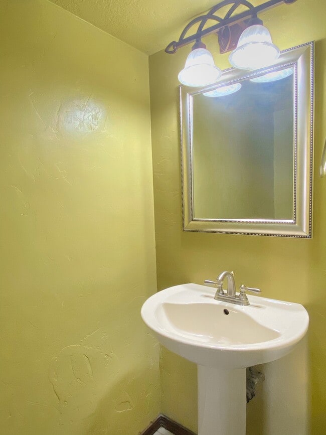 Photo - 6004 W Hefner Rd