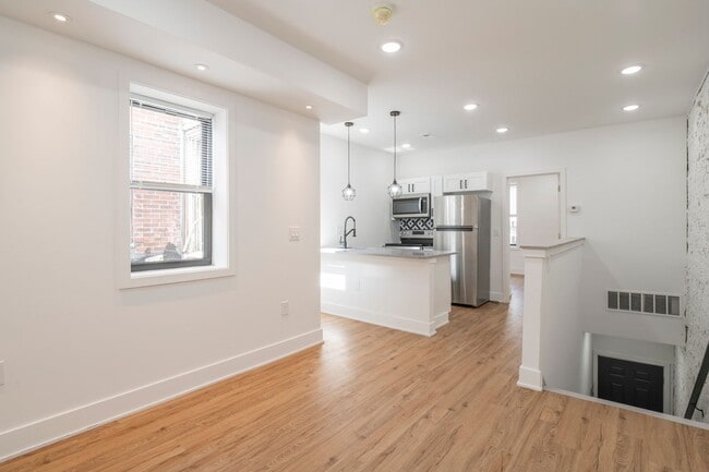 Building Photo - 3312 W Cumberland St Unit 2