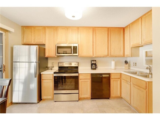 Photo - End unit townhome in Eden Prairie *2Bed*1.5Bath Available May 1!