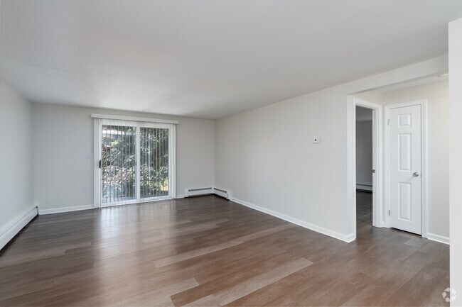 2BA, 1BR - 870SF - Living Room