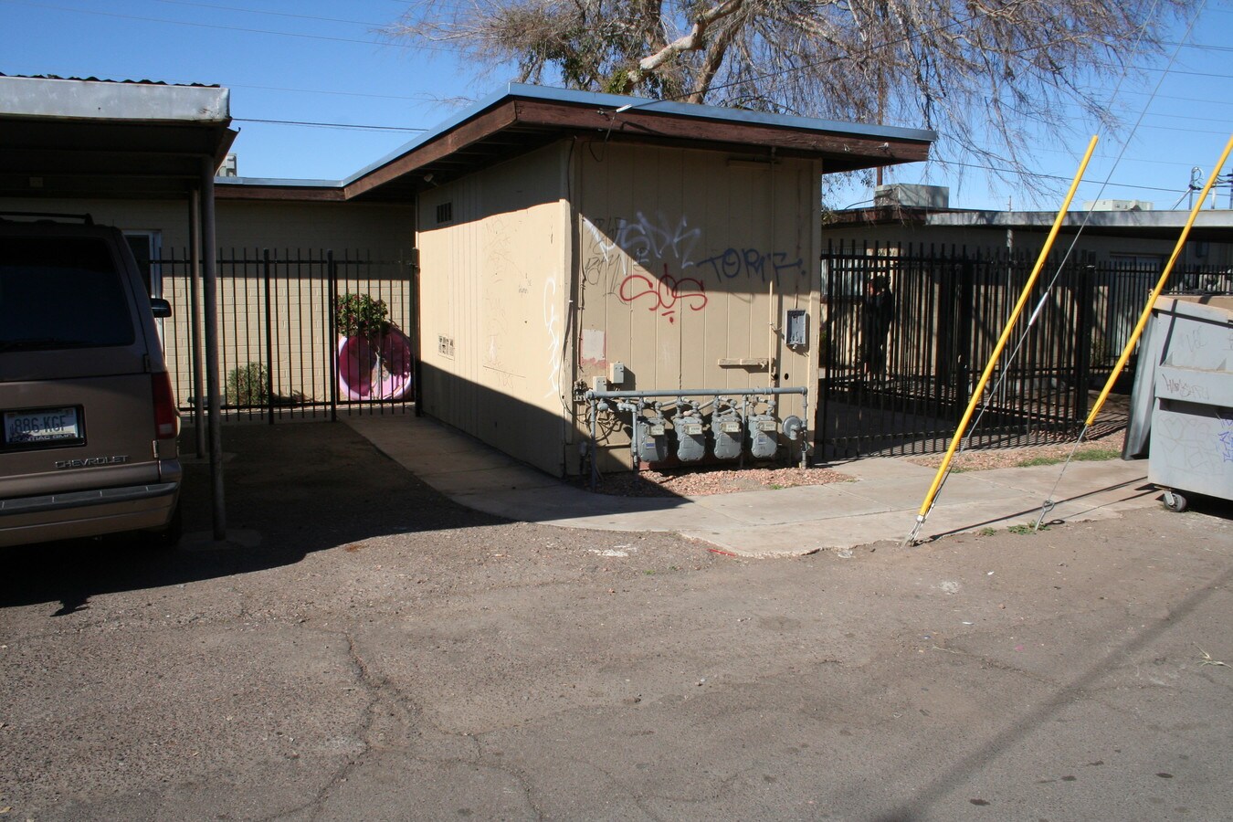 Gas Meters and Laundry - 4811 N 37th Ave