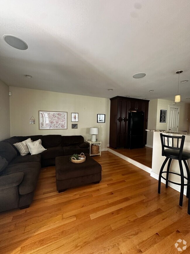 Building Photo - Spacious 3 Bed 2.5 Bath Single-Family Home...
