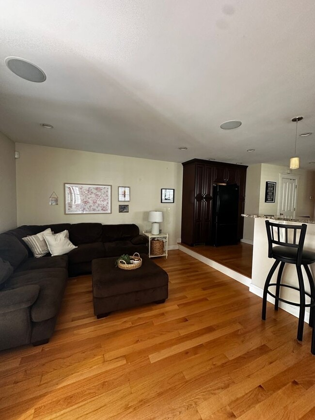 Building Photo - Spacious 3 Bed 2.5 Bath Single-Family Home...
