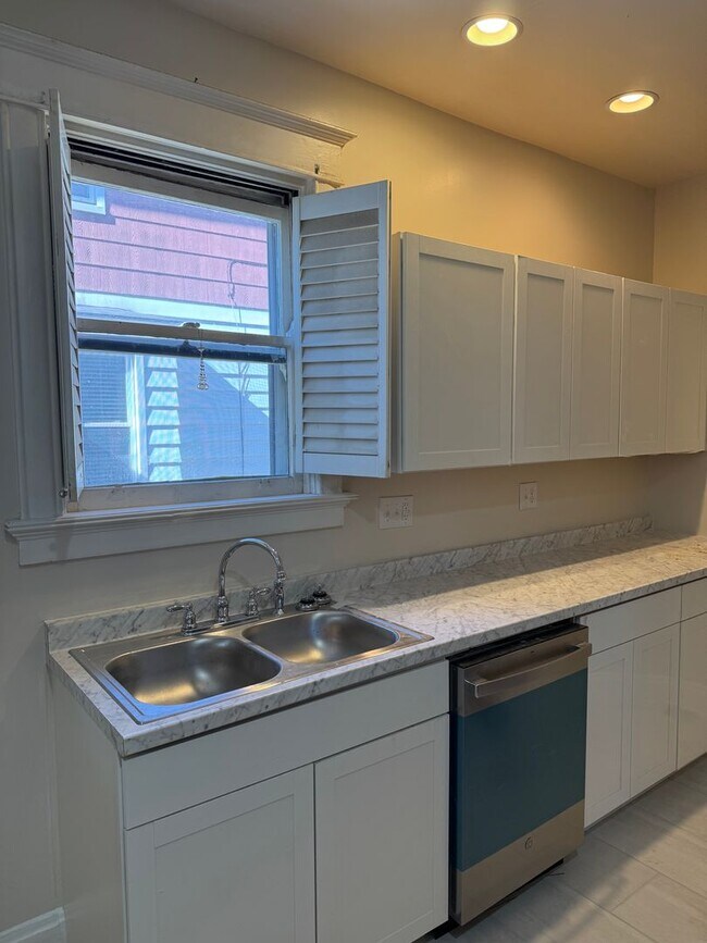 Building Photo - 3405 Brotherton Rd Unit 01