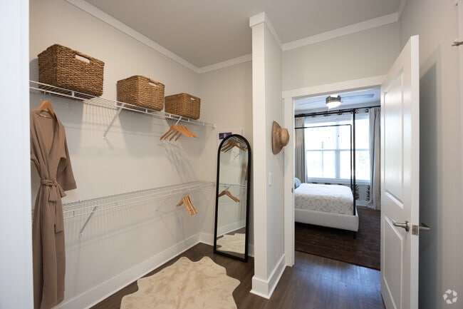 1BR, 1BA - 751SF - Closet