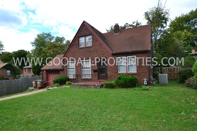 4 Bedroom Brick home in Windsor Heights cu... - 4 Bedroom Brick home in Windsor Heights cu...