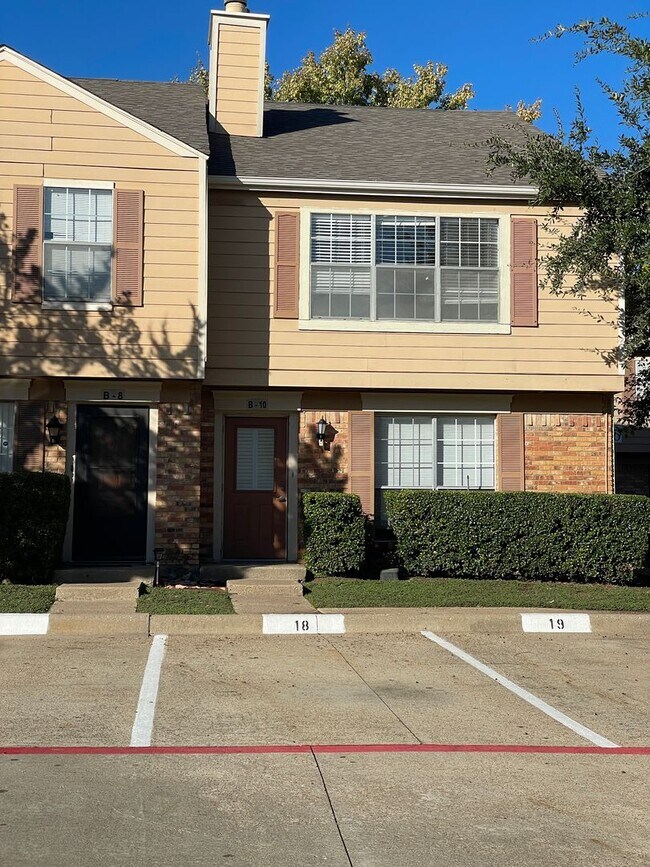 Building Photo - Briarpark Village Unit B10