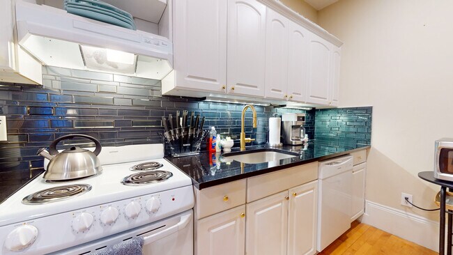 Building Photo - 290 Beacon St Unit 3 Rental
