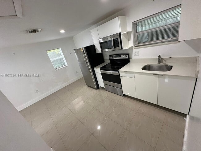 Photo - 920 NW 22nd Ct