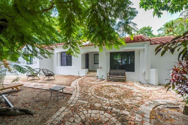 Building Photo - 870 NE 82nd St Unit 2