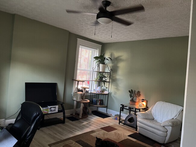 Bedroom 1 - 3819 Applegate Ave Unidad 1