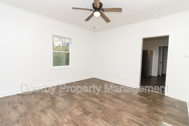 Photo - 1123 Lang St SE