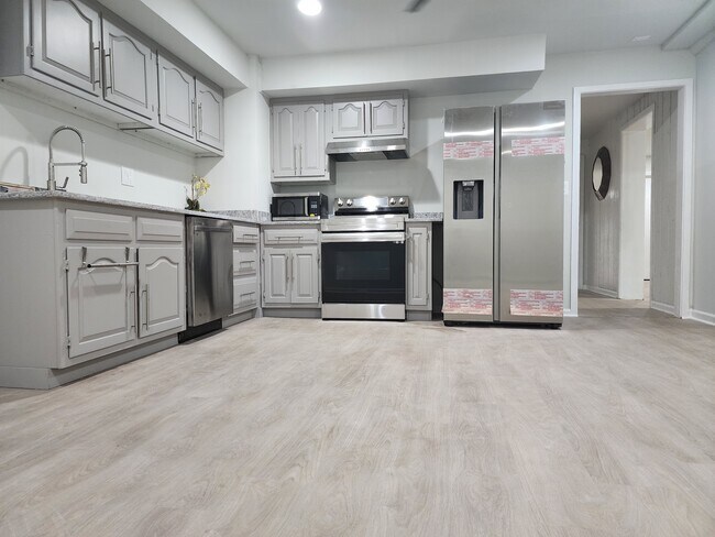 Photo - 17651 Graham St