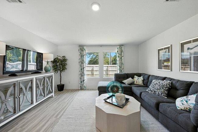 Cullen, Spacious Living Room - Villas at Oak Bend - Home Rentals