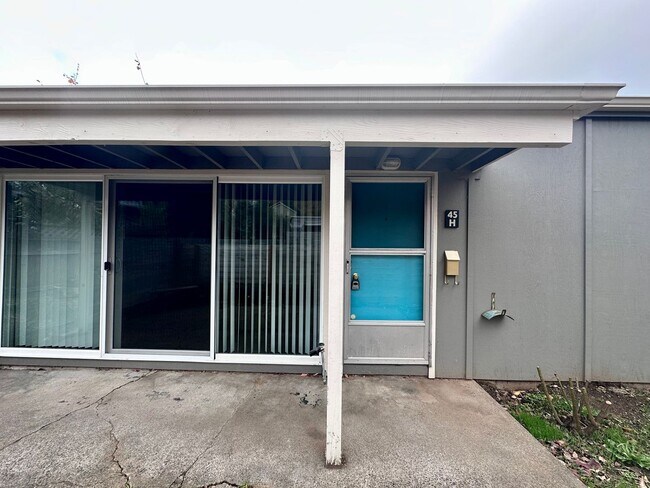 Building Photo - 2 Bed 1 Bath with Back Patio in Montavilla! Unit H