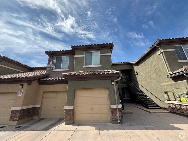 Building Photo - Beautiful 3Bed/2Bath Condo in Sky Pointe C... Unit 2022
