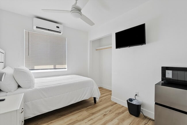 Building Photo - 2956 E Mobile Ln