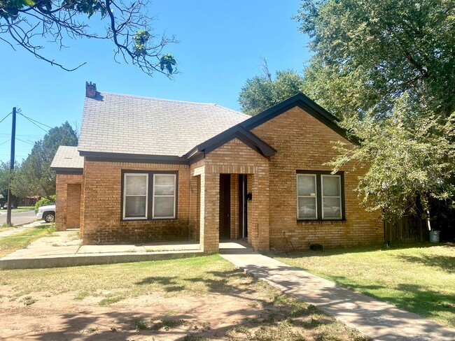 Building Photo - 2 Bed/1 Bath Newly Remodeled Single Family House