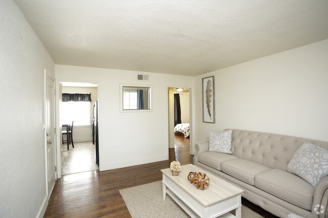 2BR, 1BA - 610 SF - The Village