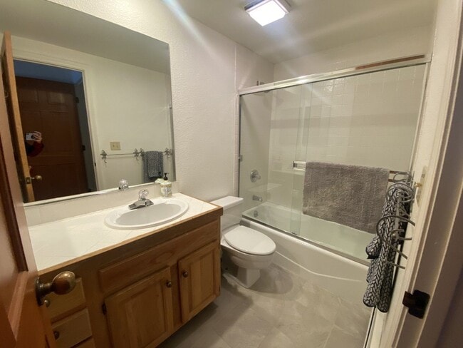 Building Photo - Furnished 2 bed, 2 bath Condo Unit 213