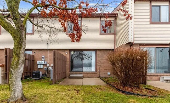 Photo - 180 Colony Dr S