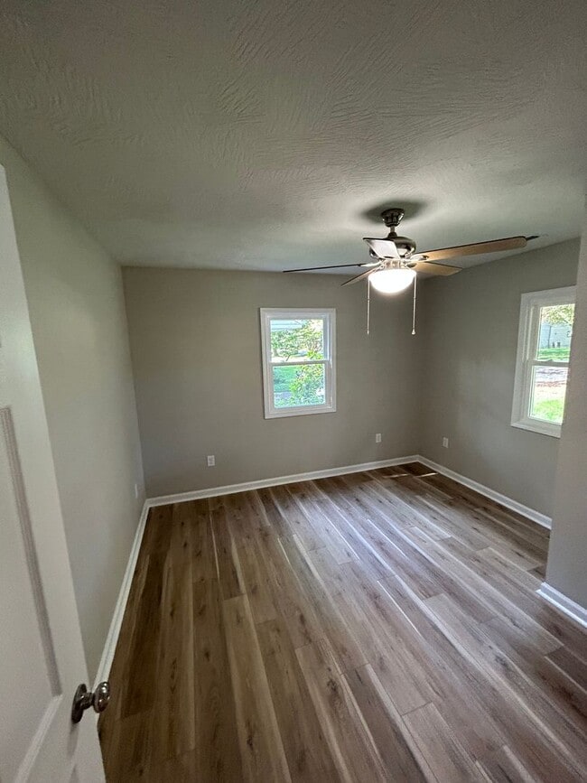 Photo - 3 bed / 1 bath House For Rent!